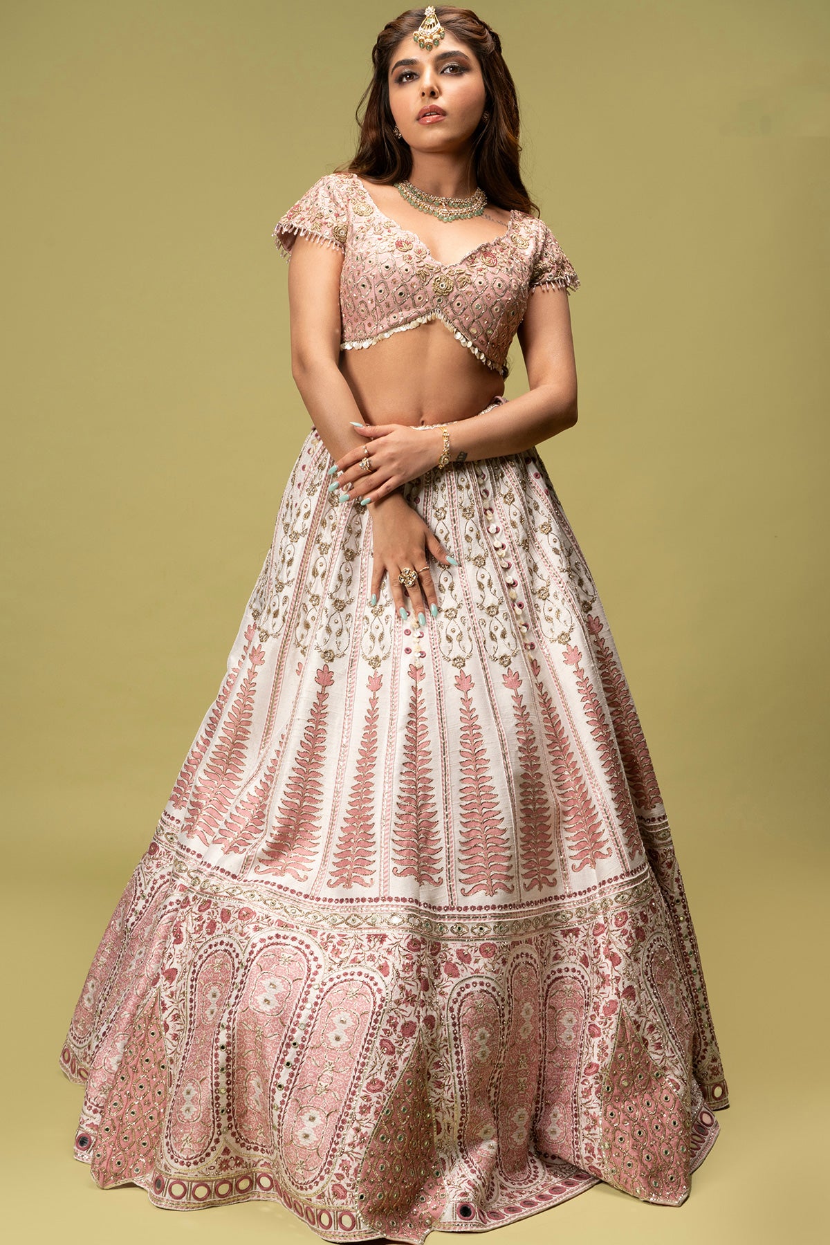 Aashi khanna in Chinar mirror border lehenga