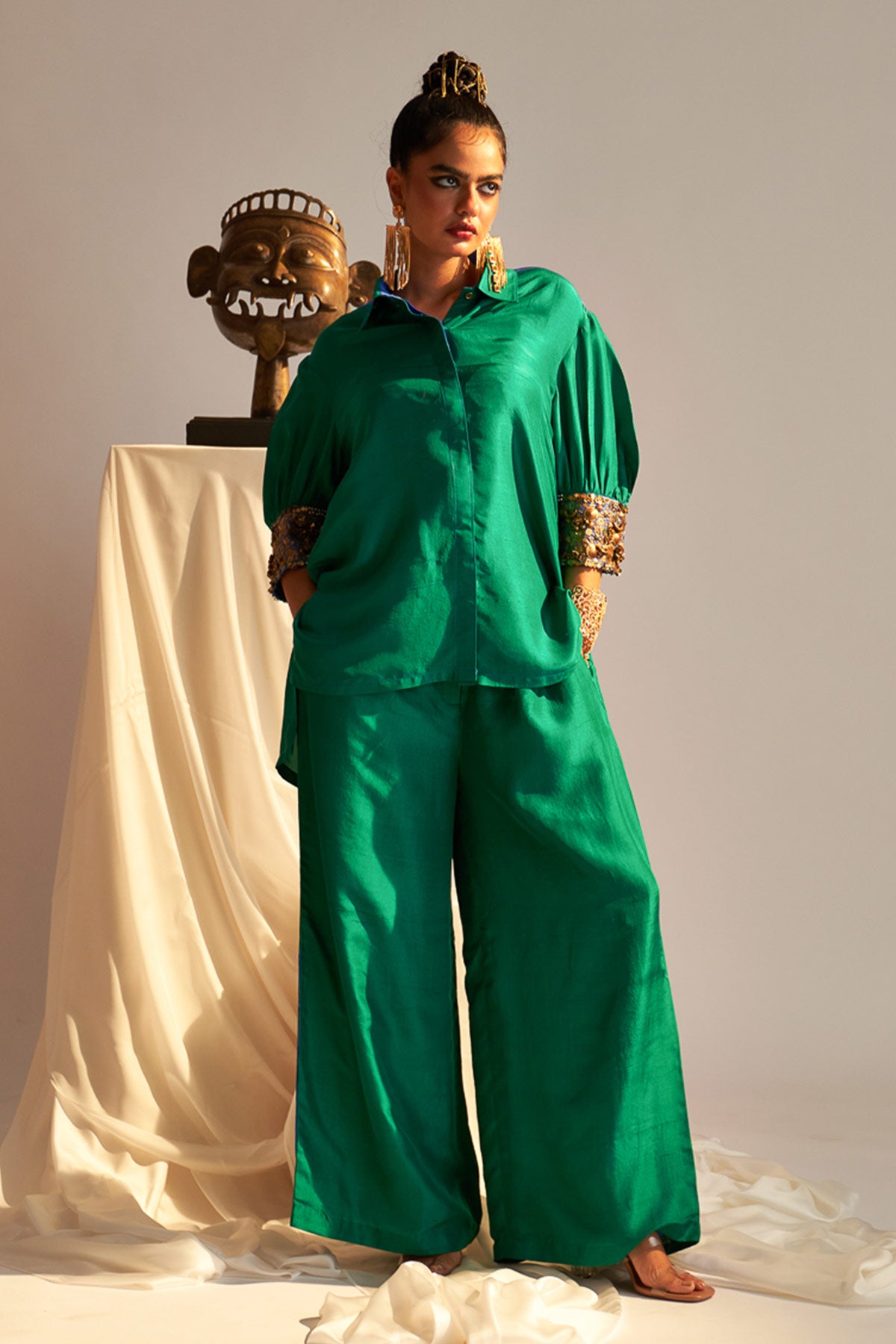 Box yoke pleated shirt