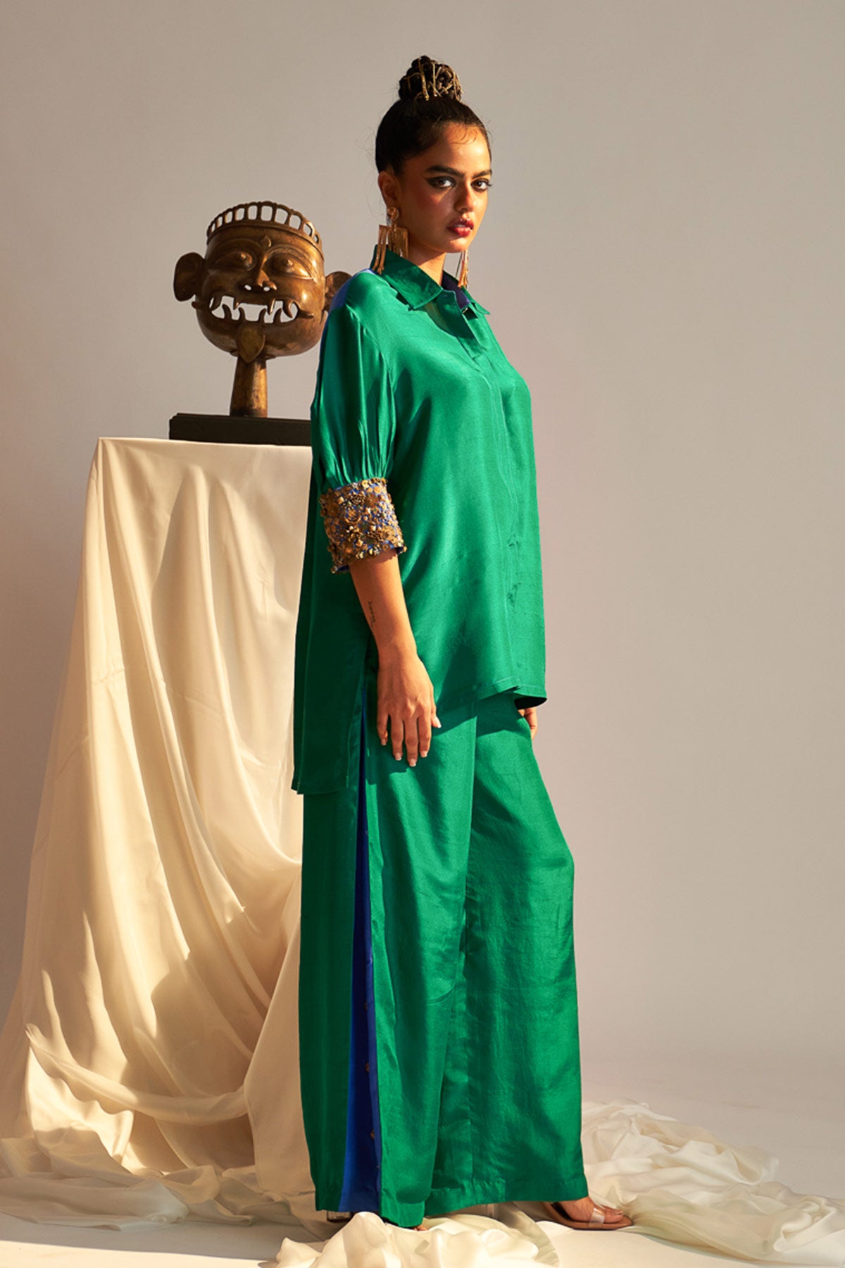 Box yoke pleated shirt