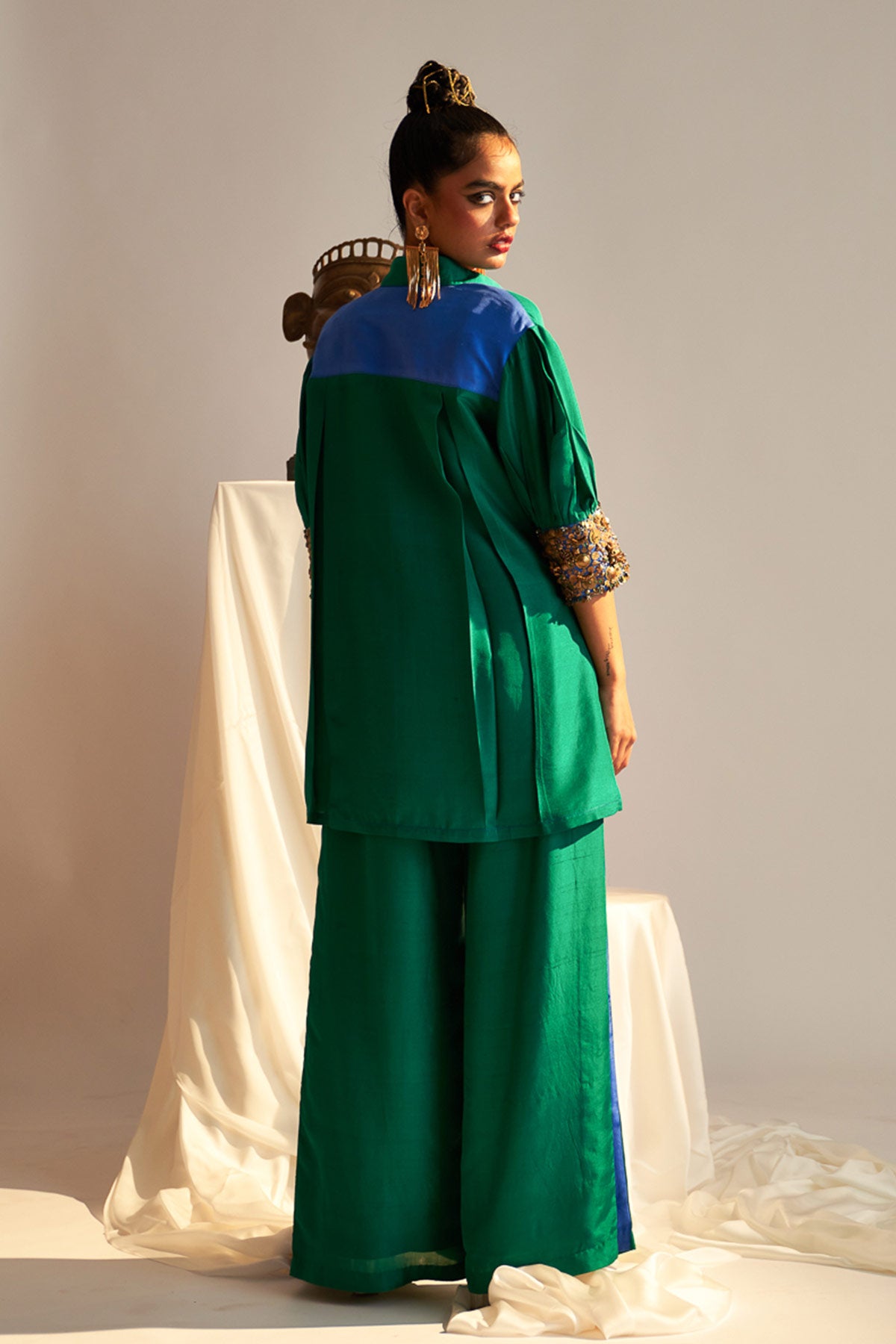 Box yoke pleated shirt