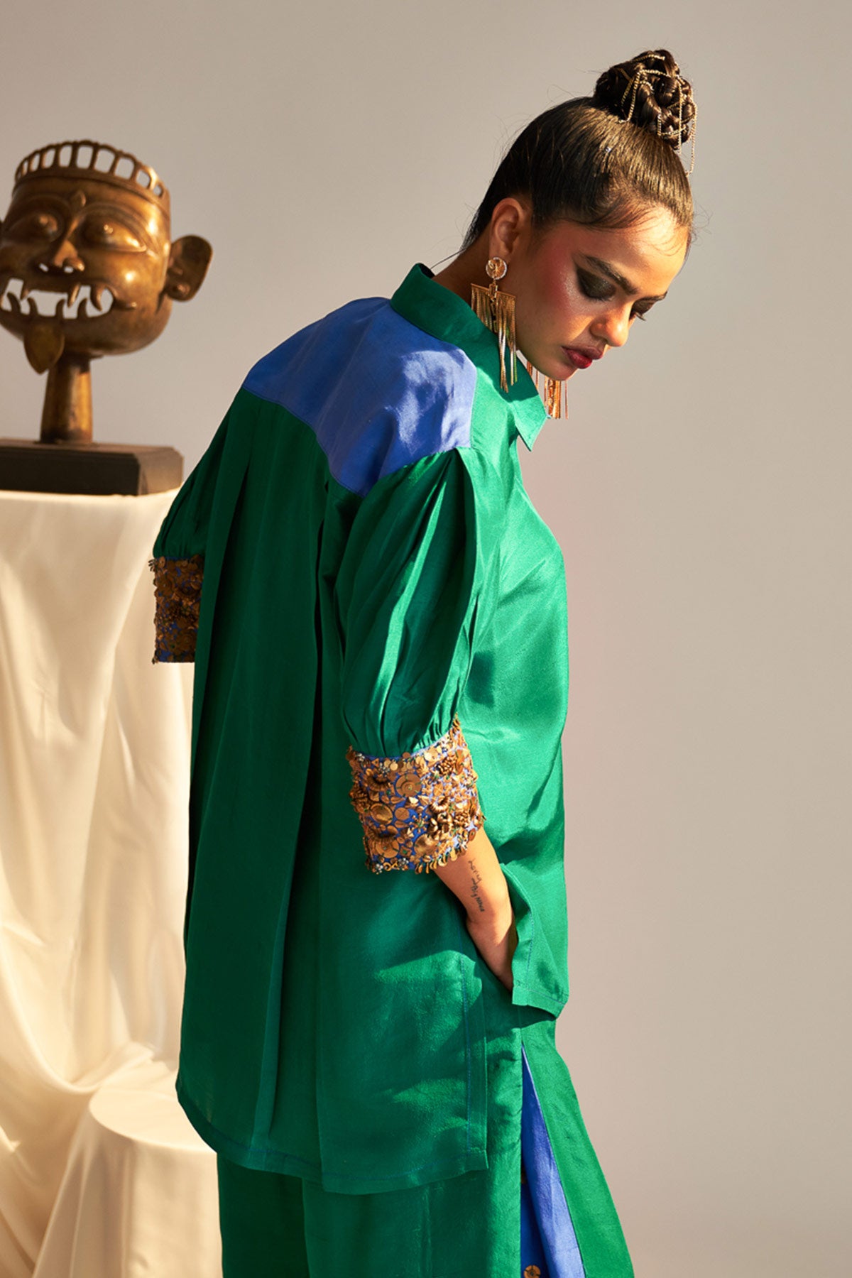 Box yoke pleated shirt