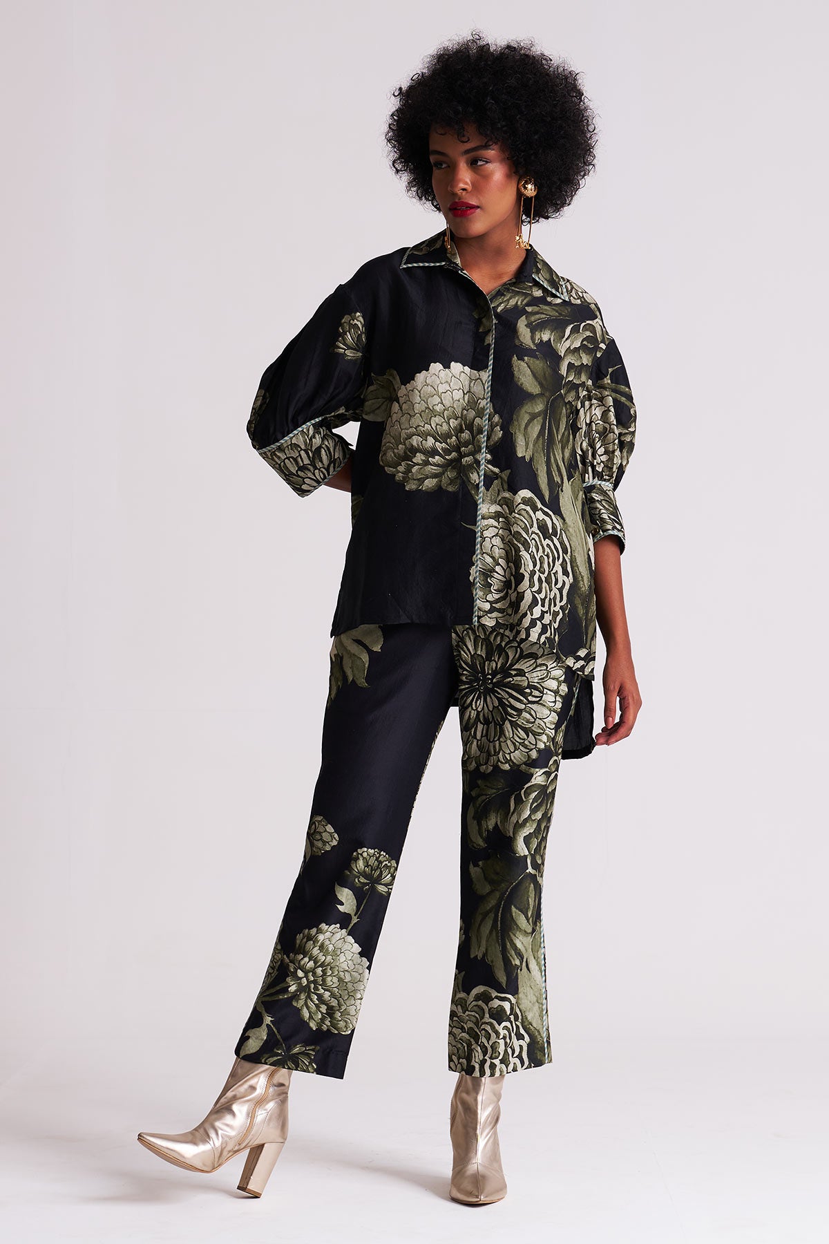 Box yoke pleated shirt