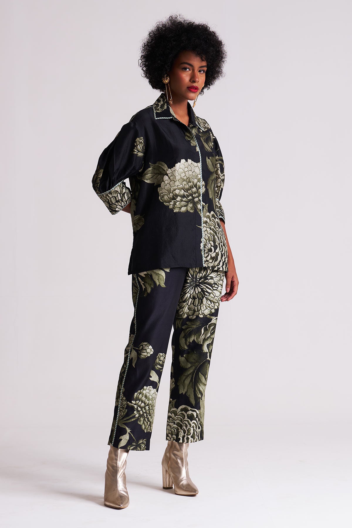 Box yoke pleated shirt