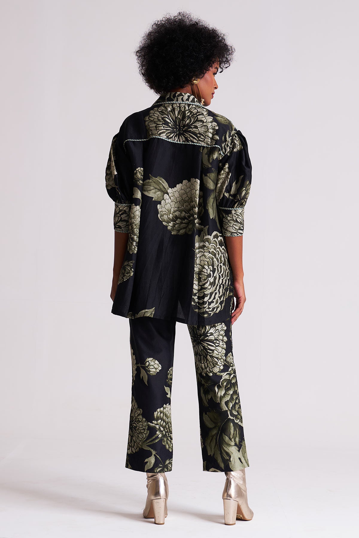 Box yoke pleated shirt