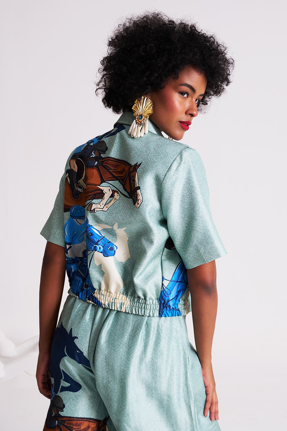 Short jacket with elastic hem