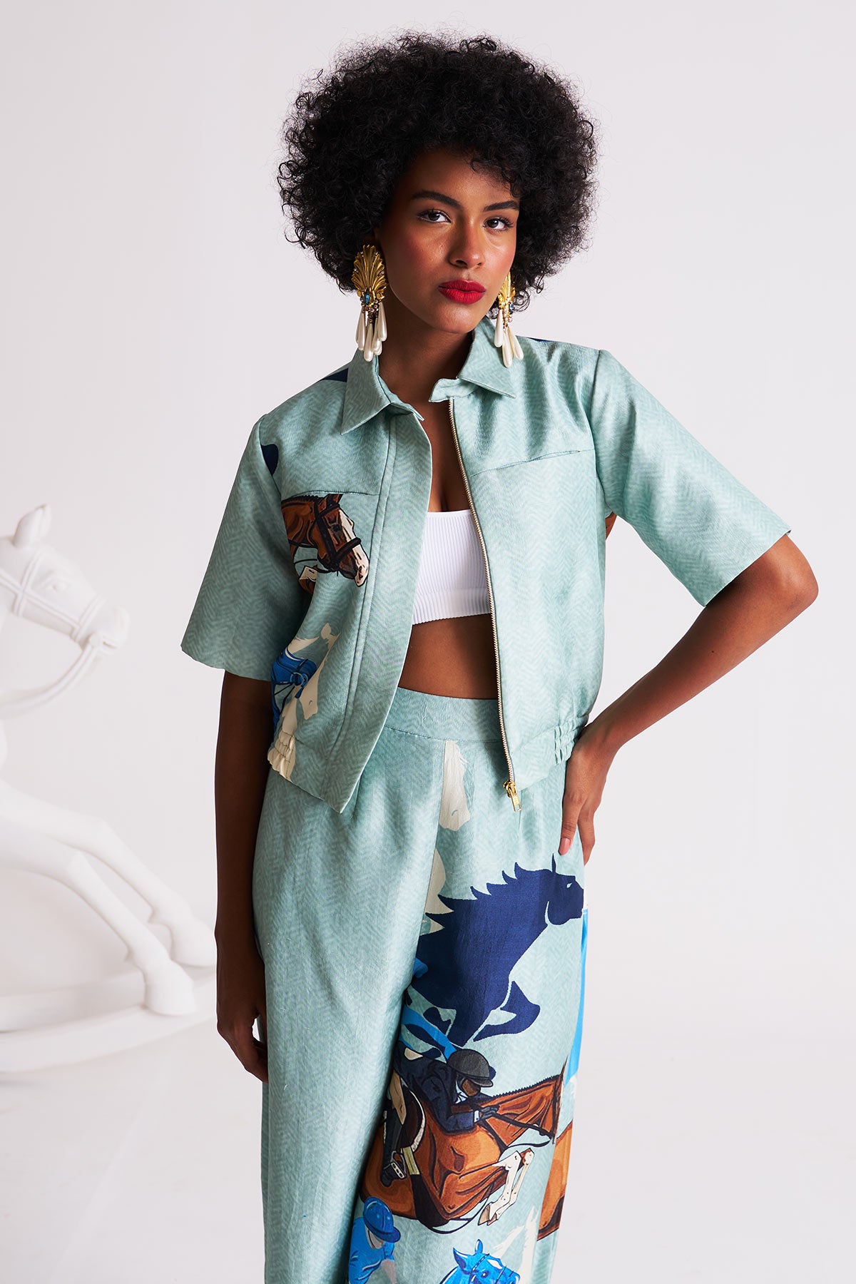 Short jacket with elastic hem