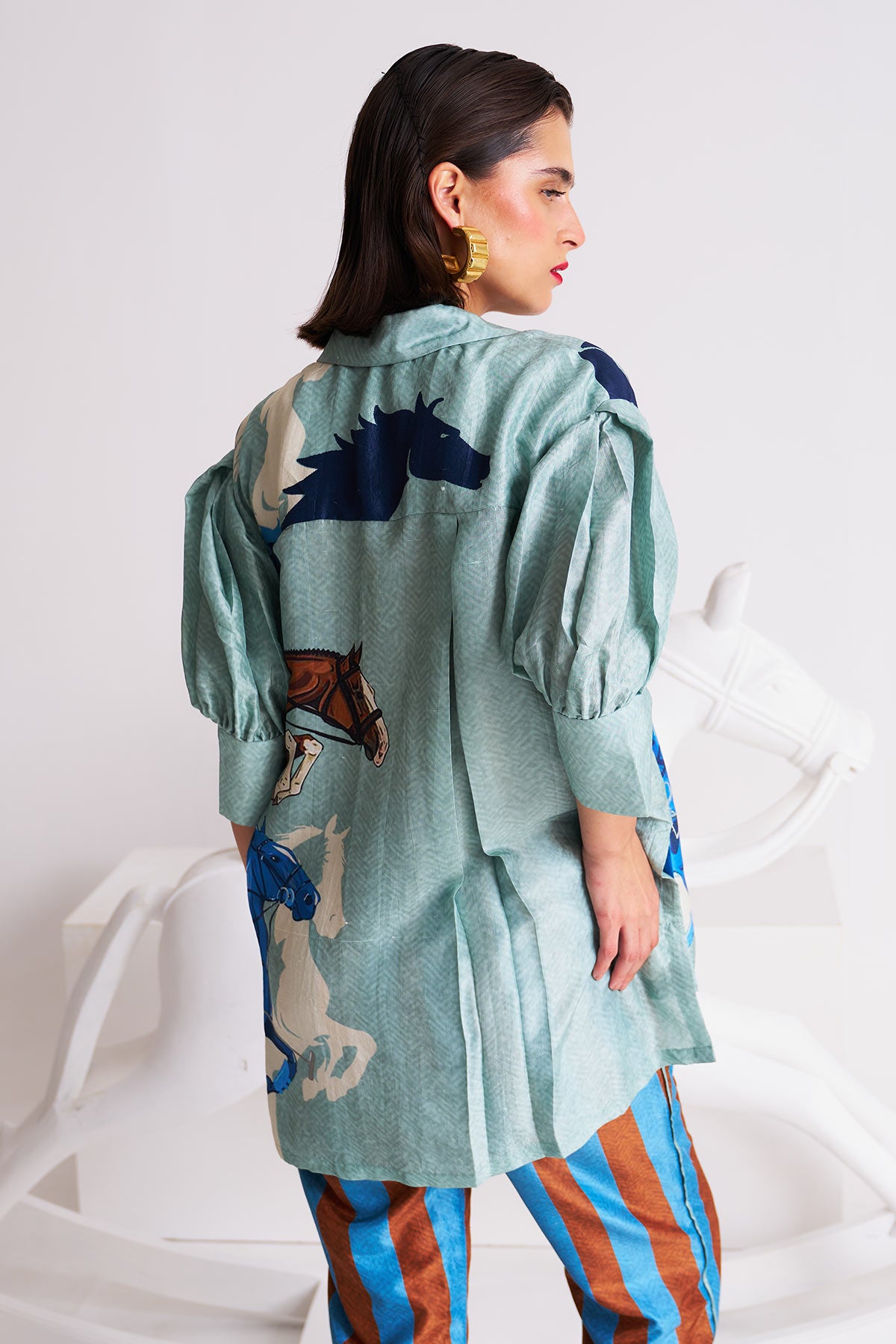 Box yoke pleated shirt