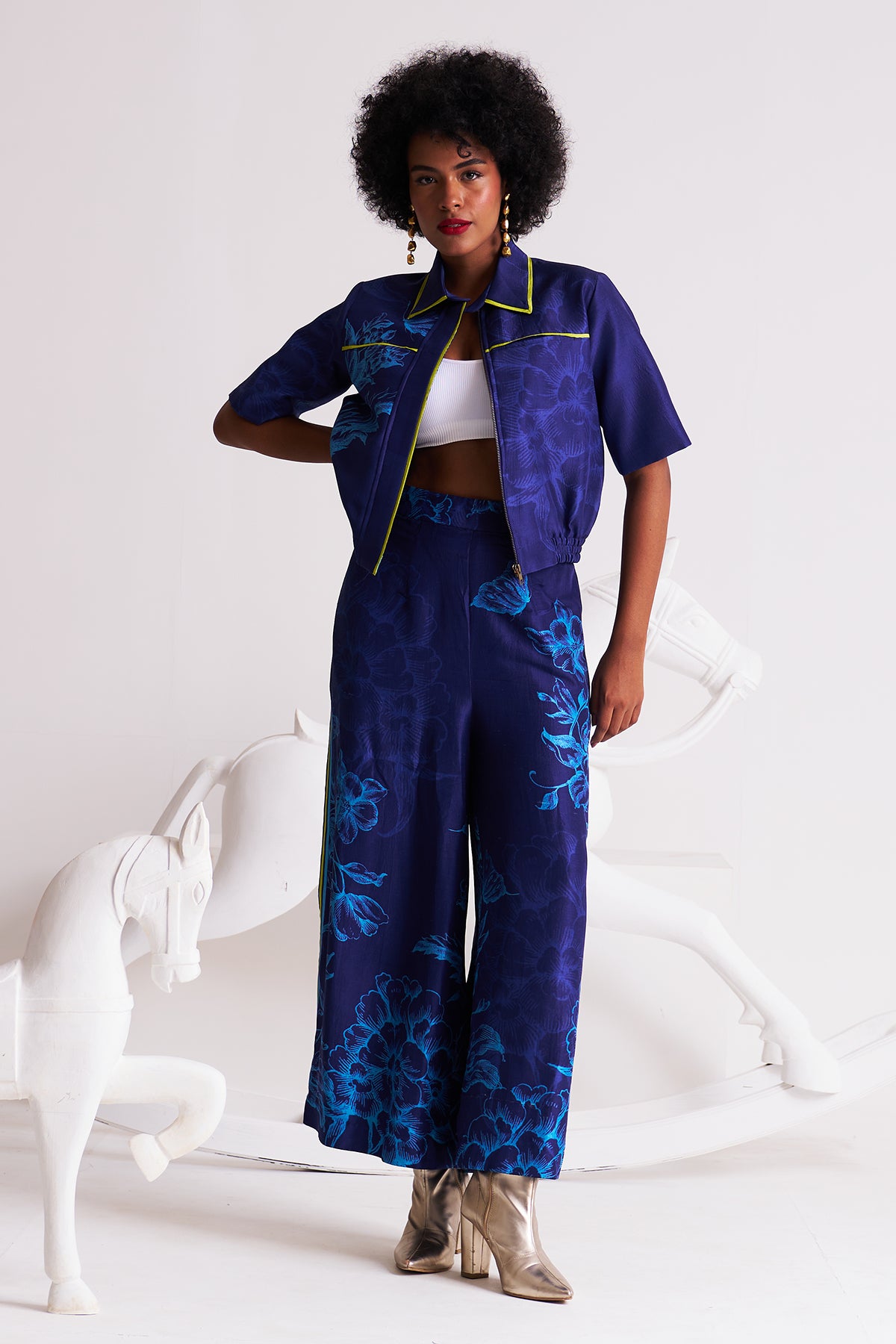 Short jacket with elastic hem