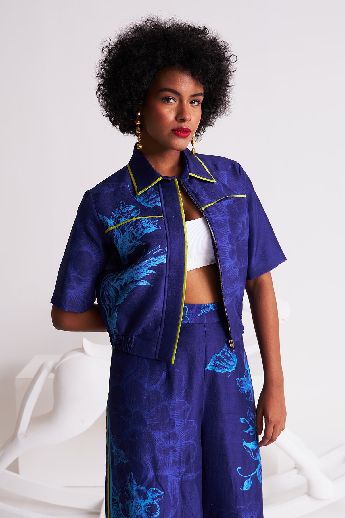 Short jacket with elastic hem