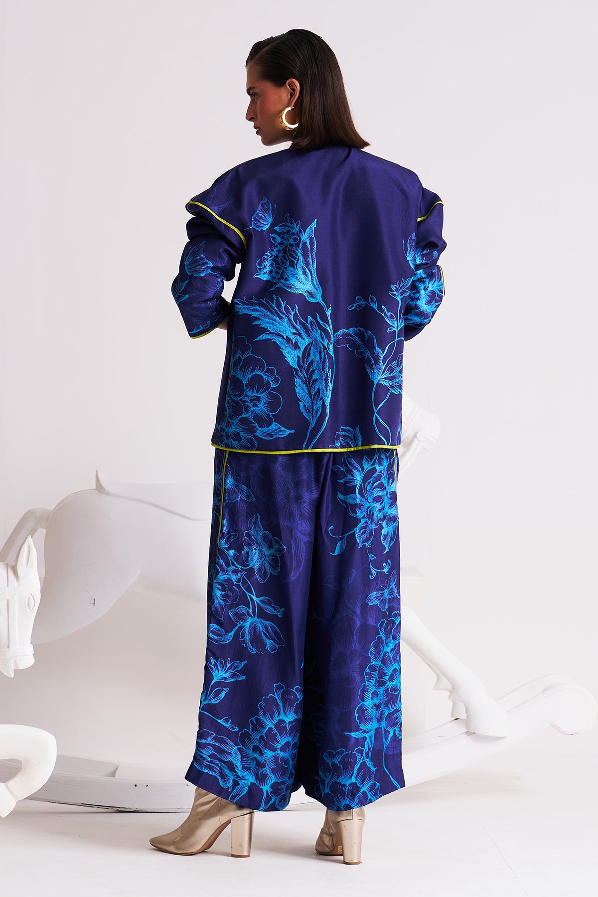 Piping detail coat