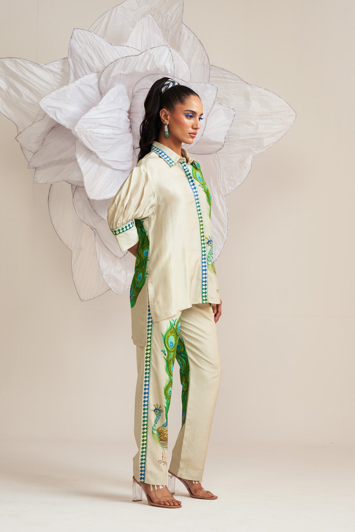 Box yoke pleated shirt