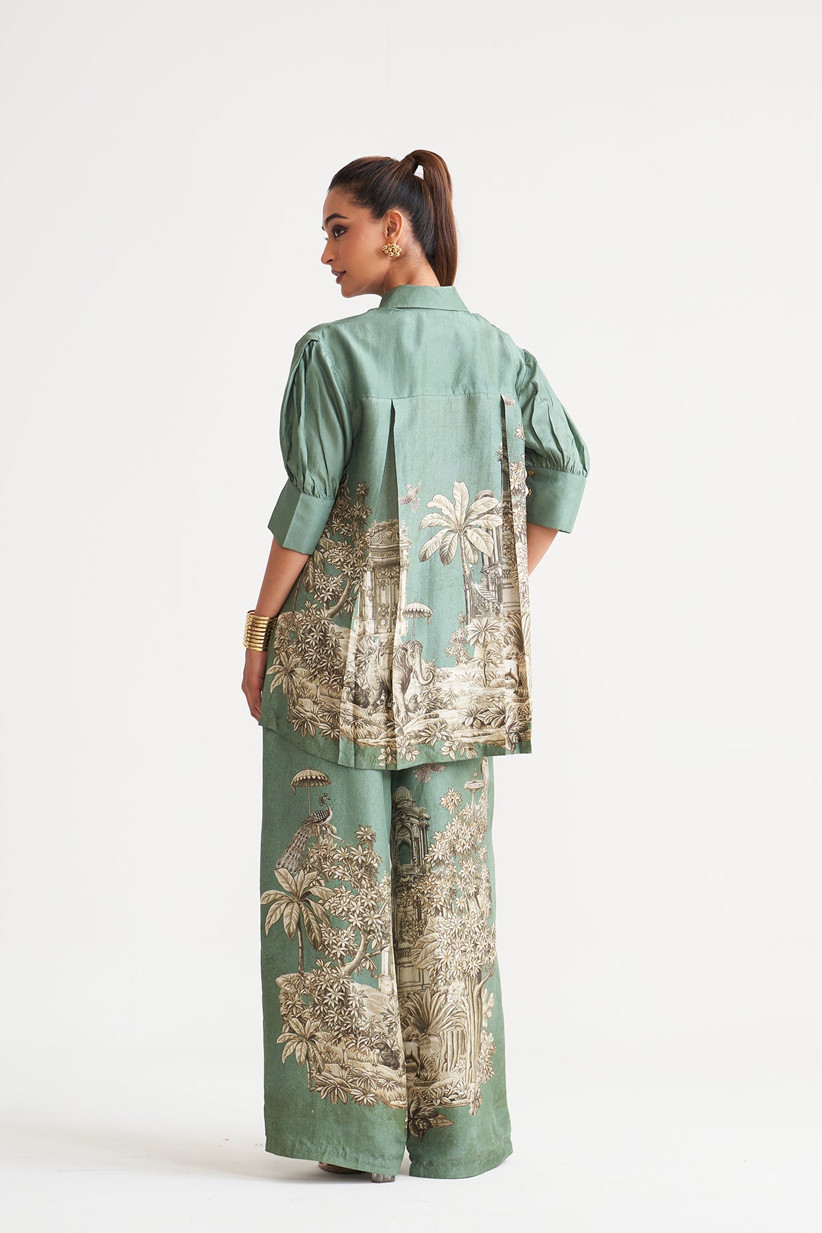 Box yoke pleated shirt