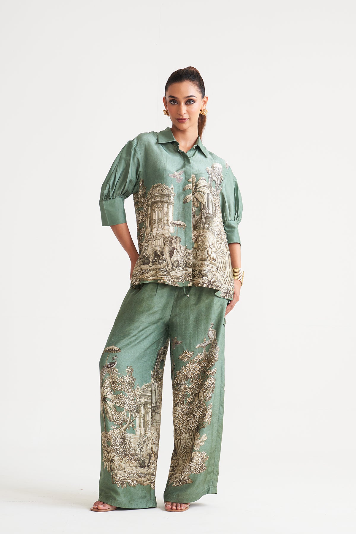 Box yoke pleated shirt