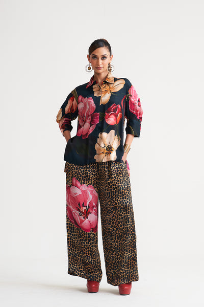 Wild rosette Box yoke pleated shirt