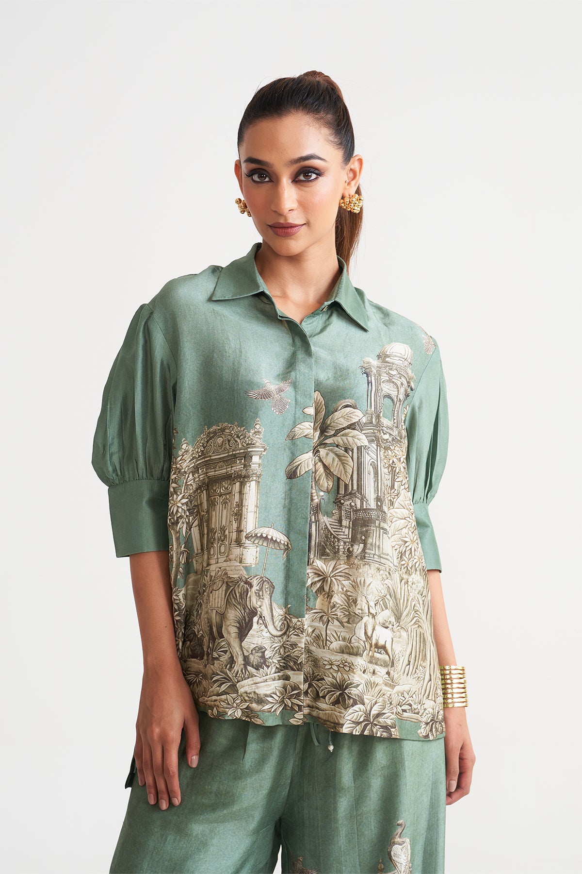 Box yoke pleated shirt