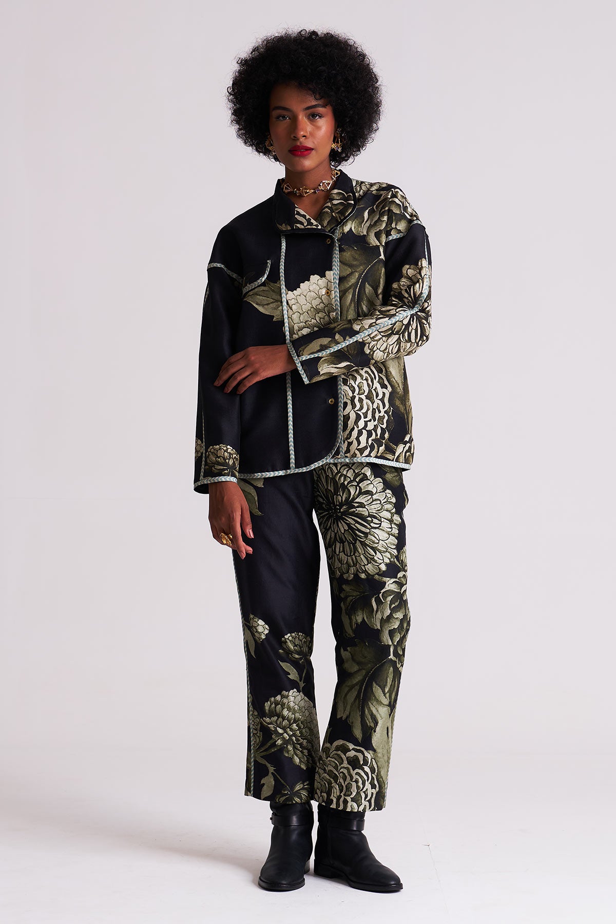 Piping detail coat