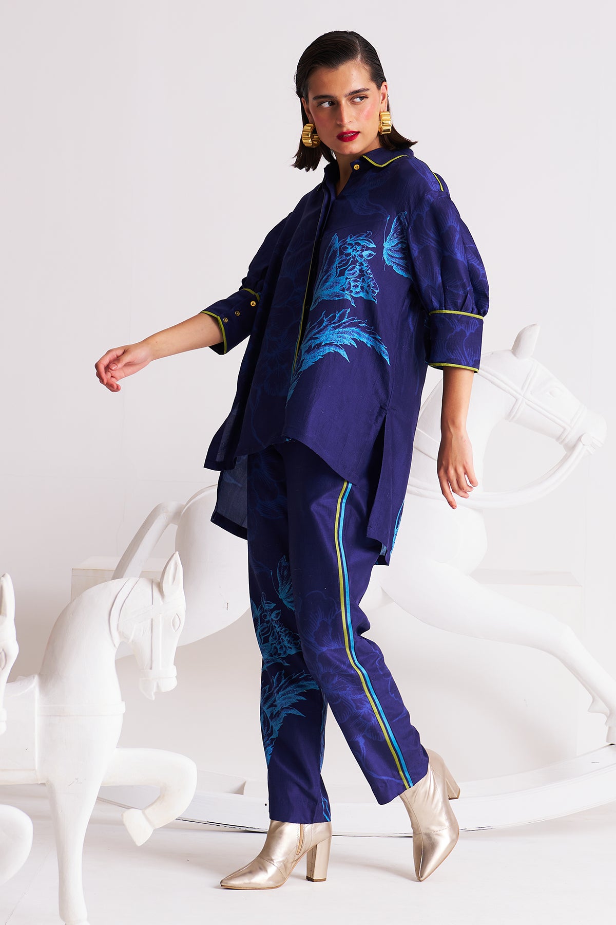 Box yoke pleated shirt