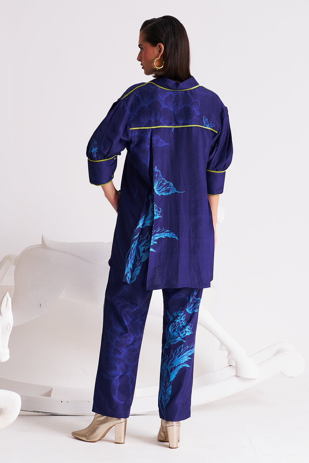 Box yoke pleated shirt