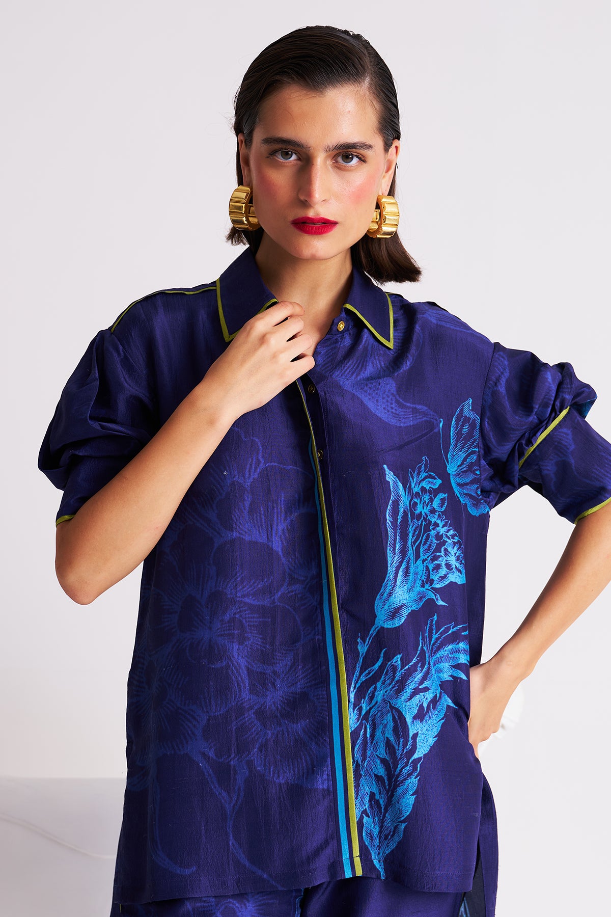 Box yoke pleated shirt