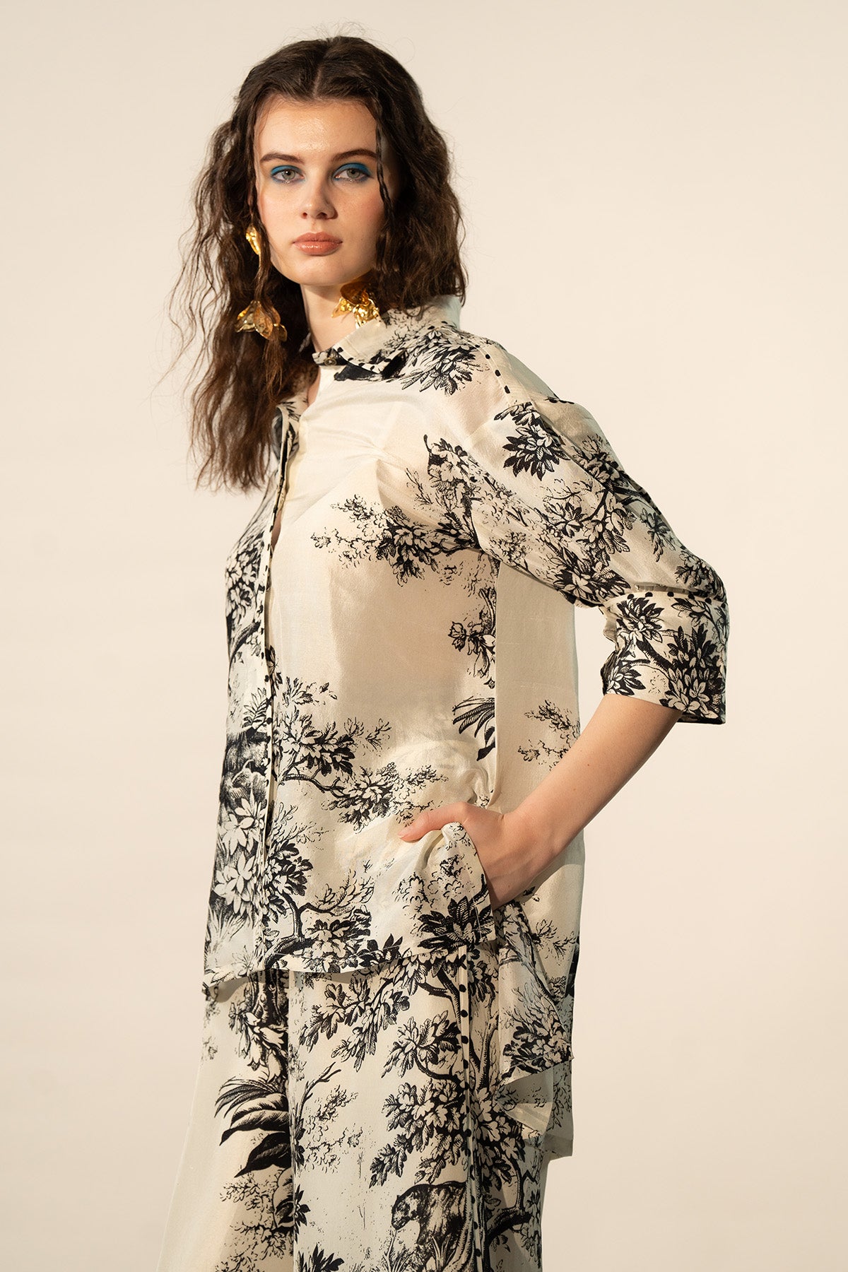 BOXY YOKE PLEATED SHIRT