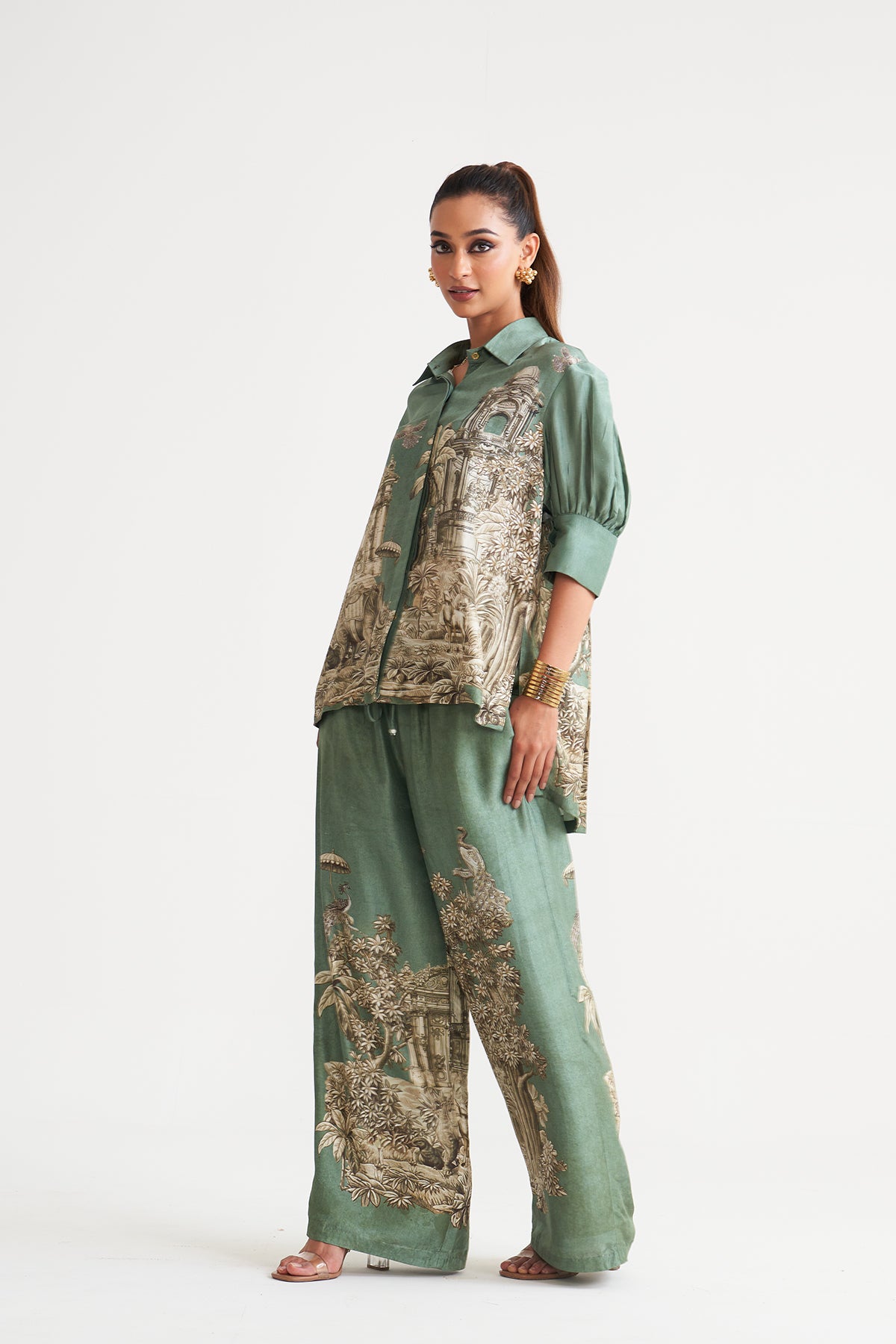 Box yoke pleated shirt