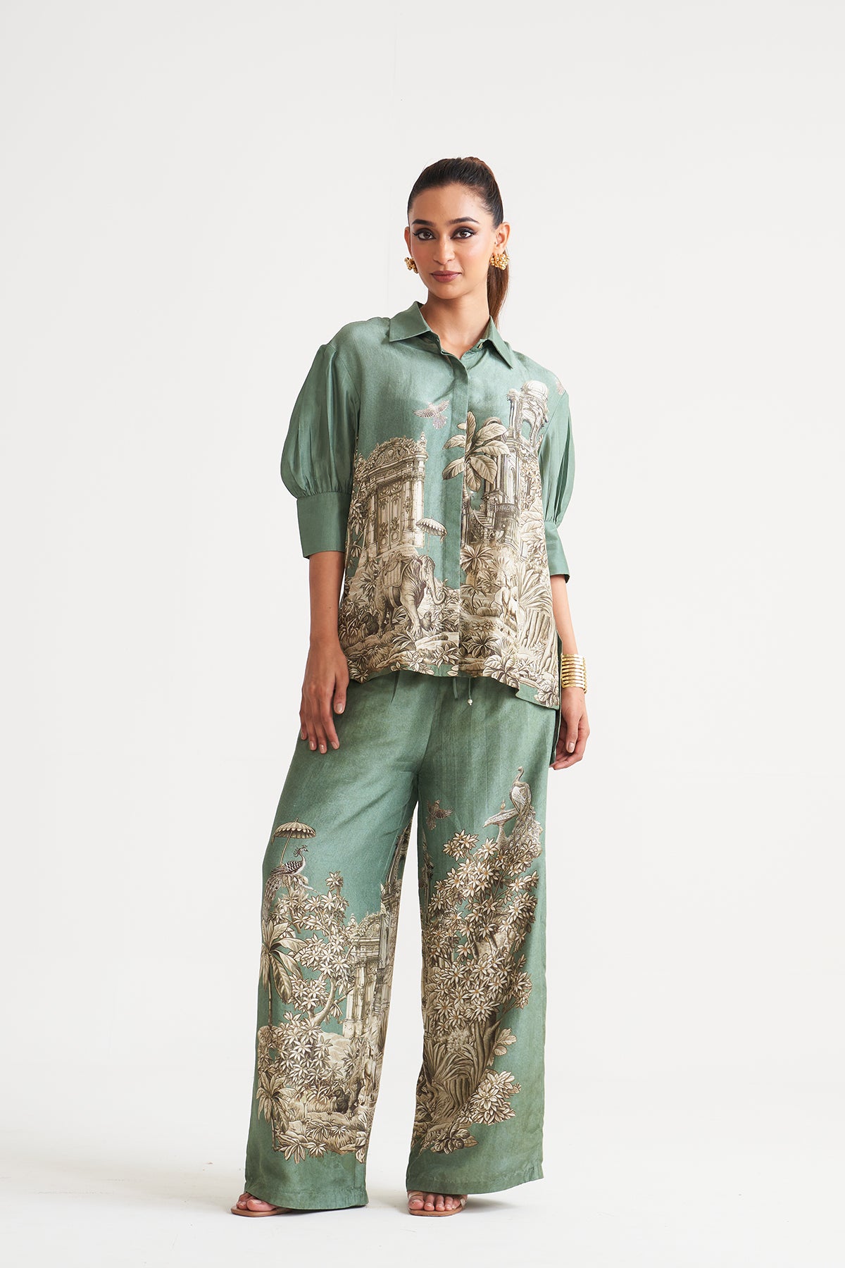 Box yoke pleated shirt